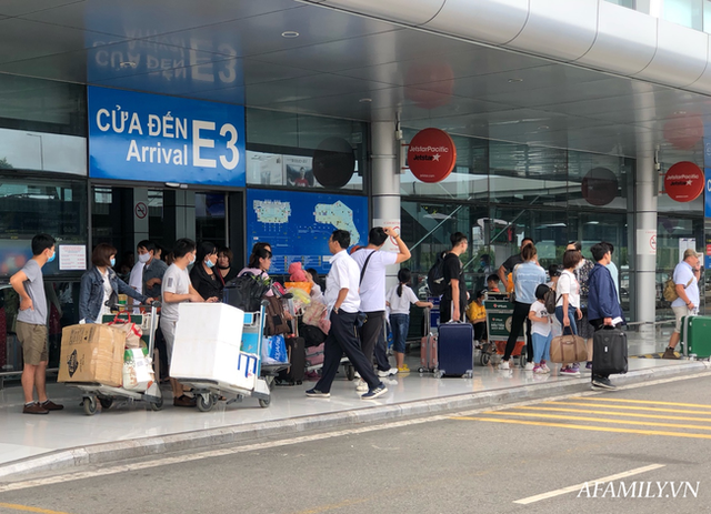 Ảnh: Biển người vật vã hàng tiếng đồng hồ chờ check-in tại sân bay Nội Bài giữa mùa cao điểm du lịch - Ảnh 2.