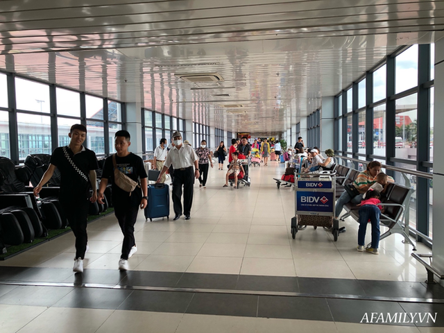 Ảnh: Biển người vật vã hàng tiếng đồng hồ chờ check-in tại sân bay Nội Bài giữa mùa cao điểm du lịch - Ảnh 3.