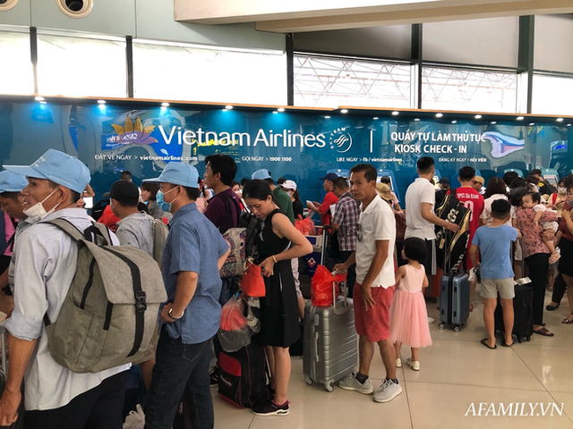 Ảnh: Biển người vật vã hàng tiếng đồng hồ chờ check-in tại sân bay Nội Bài giữa mùa cao điểm du lịch - Ảnh 12.