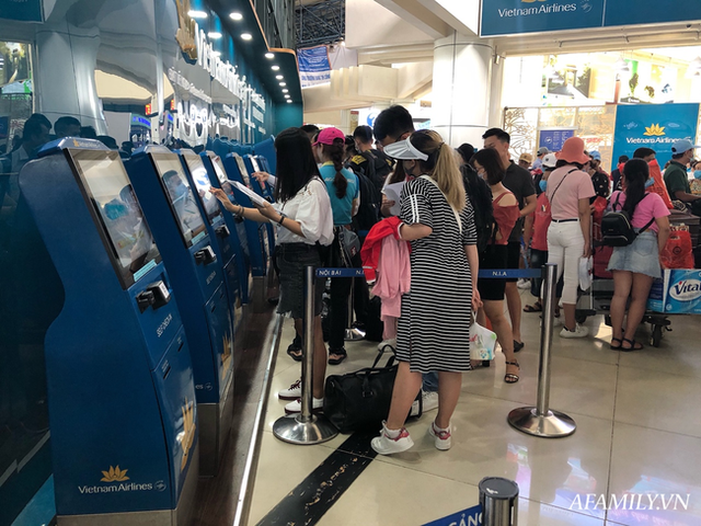 Ảnh: Biển người vật vã hàng tiếng đồng hồ chờ check-in tại sân bay Nội Bài giữa mùa cao điểm du lịch - Ảnh 13.
