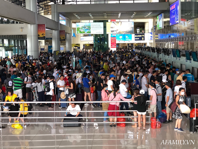 Ảnh: Biển người vật vã hàng tiếng đồng hồ chờ check-in tại sân bay Nội Bài giữa mùa cao điểm du lịch - Ảnh 14.