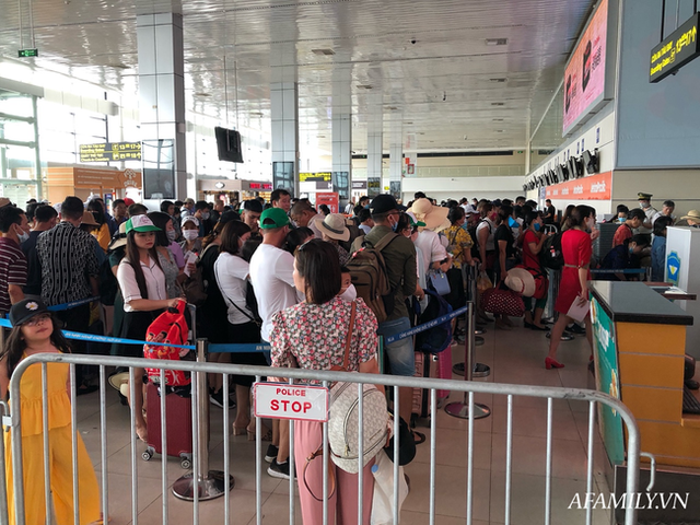 Ảnh: Biển người vật vã hàng tiếng đồng hồ chờ check-in tại sân bay Nội Bài giữa mùa cao điểm du lịch - Ảnh 15.