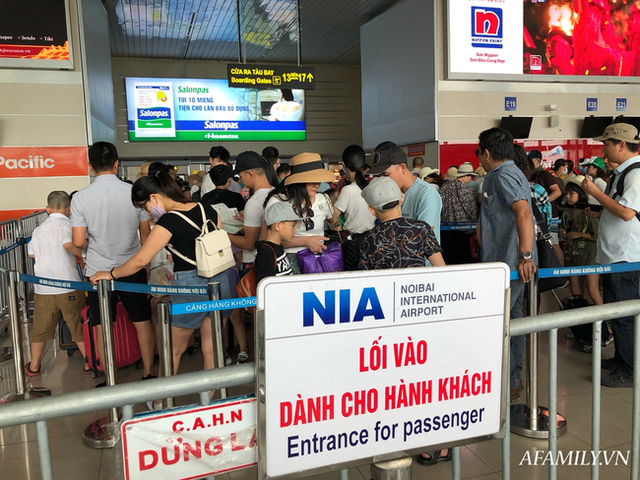 Ảnh: Biển người vật vã hàng tiếng đồng hồ chờ check-in tại sân bay Nội Bài giữa mùa cao điểm du lịch - Ảnh 16.