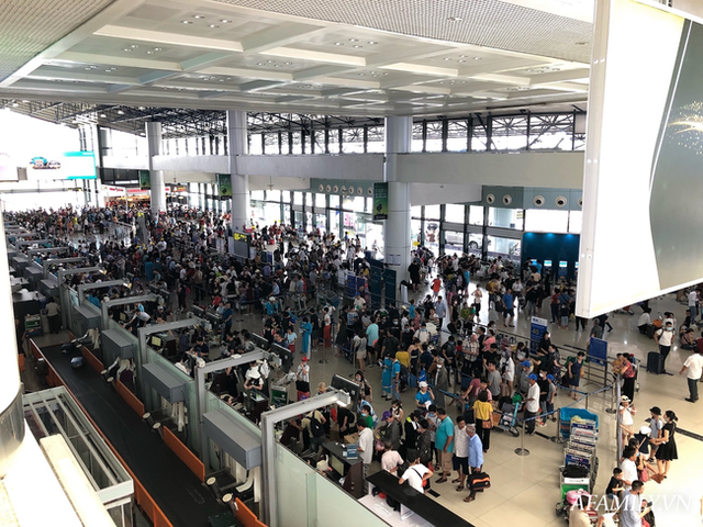 Ảnh: Biển người vật vã hàng tiếng đồng hồ chờ check-in tại sân bay Nội Bài giữa mùa cao điểm du lịch - Ảnh 4.