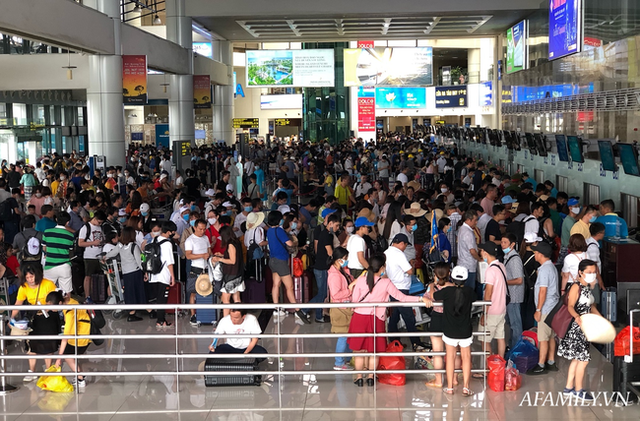 Ảnh: Biển người vật vã hàng tiếng đồng hồ chờ check-in tại sân bay Nội Bài giữa mùa cao điểm du lịch - Ảnh 5.