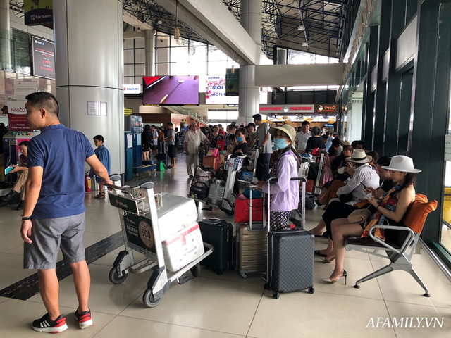 Ảnh: Biển người vật vã hàng tiếng đồng hồ chờ check-in tại sân bay Nội Bài giữa mùa cao điểm du lịch - Ảnh 6.