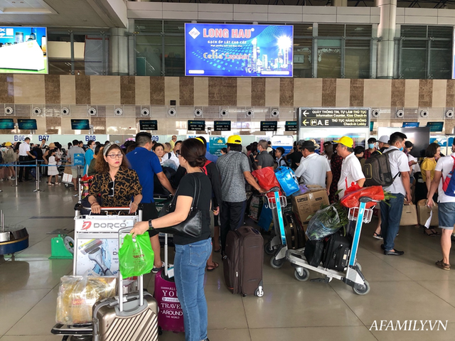 Ảnh: Biển người vật vã hàng tiếng đồng hồ chờ check-in tại sân bay Nội Bài giữa mùa cao điểm du lịch - Ảnh 7.