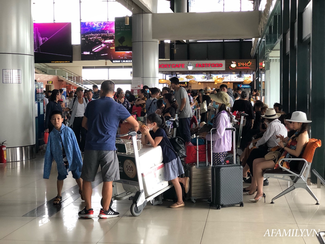 Ảnh: Biển người vật vã hàng tiếng đồng hồ chờ check-in tại sân bay Nội Bài giữa mùa cao điểm du lịch - Ảnh 8.