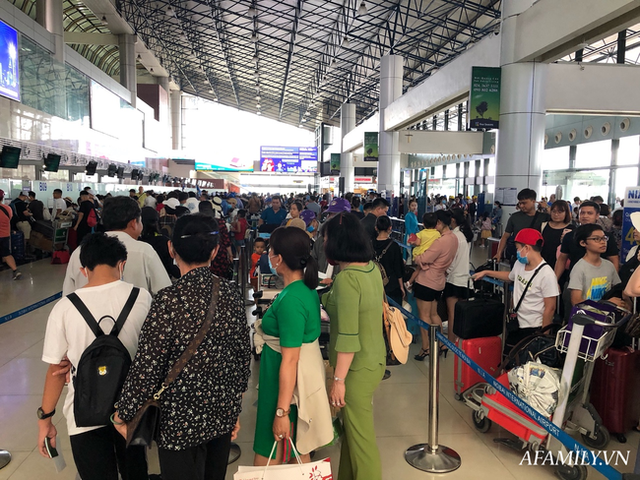 Ảnh: Biển người vật vã hàng tiếng đồng hồ chờ check-in tại sân bay Nội Bài giữa mùa cao điểm du lịch - Ảnh 9.