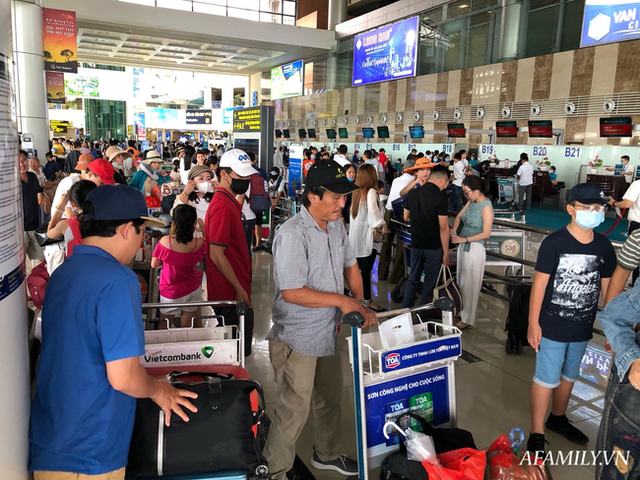 Ảnh: Biển người vật vã hàng tiếng đồng hồ chờ check-in tại sân bay Nội Bài giữa mùa cao điểm du lịch - Ảnh 10.