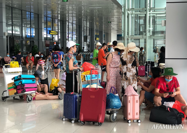 Ảnh: Biển người vật vã hàng tiếng đồng hồ chờ check-in tại sân bay Nội Bài giữa mùa cao điểm du lịch - Ảnh 11.