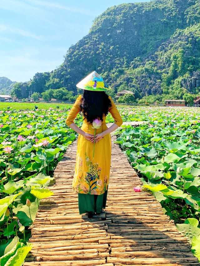 Đến Hang Múa, Ninh Bình ngập trong sắc sen hồng: Trọn vẹn 1 ngày cuối tuần rời xa thành thị xô bồ, chiêm ngưỡng vẻ đẹp thiên nhiên xanh mướt - Ảnh 1.