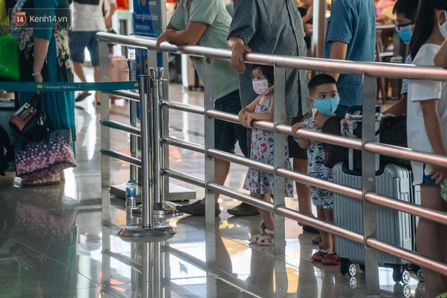 Chùm ảnh: Biển người xếp hàng, chờ làm thủ tục tại sân bay Nội Bài - Ảnh 12.