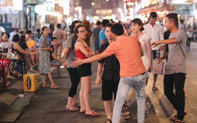 Kinh tế đêm ở phố Tây Sài Gòn đang cầu cứu: Nhân viên... năn nỉ khách Việt vào quán, cầm cự vượt qua khủng hoảng - Ảnh 8.