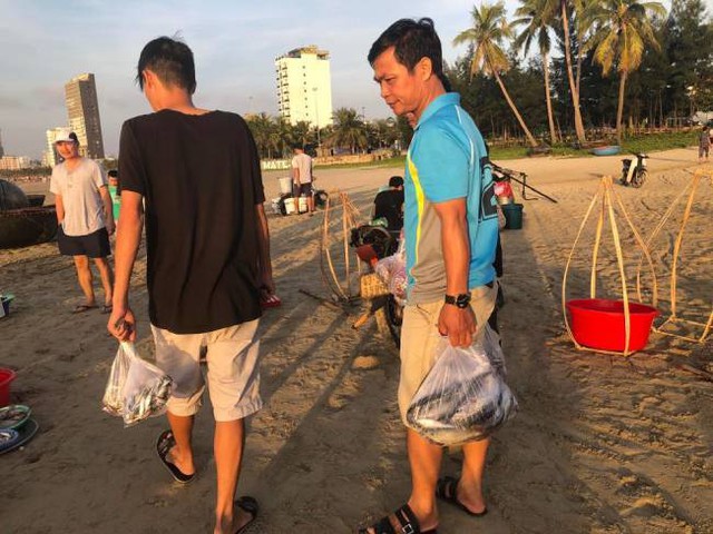Khám phá chợ “mực nháy, cá nhảy” tờ mờ sáng ở Đà Nẵng - Ảnh 10.