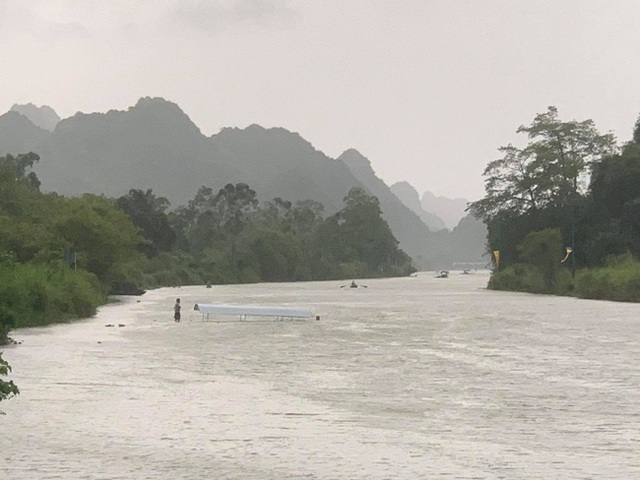 Hà Nội: Cơn giông bất ngờ làm lật thuyền chở 4 người thăm chùa Hương trên suối Yến - Ảnh 1.