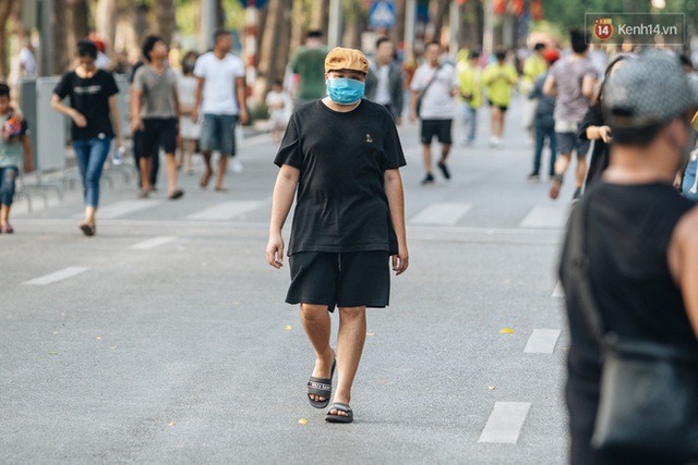 Người dân Sài Gòn và Hà Nội kích hoạt lại các biện pháp phòng chống dịch: Tuân thủ đeo khẩu trang nơi đông người - Ảnh 6.