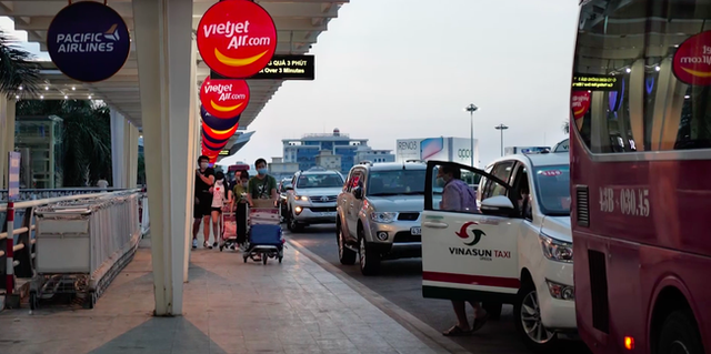 Các sân bay tại Đà Nẵng - Hà Nội - TP.HCM đông nghịt người sau khi Cục Hàng không tăng chuyến tối đa vì COVID-19 - Ảnh 2.
