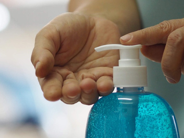  FDA Hoa Kỳ cảnh báo 77 nhãn hiệu nước rửa tay có chứa methanol gây độc hại cho sức khoẻ! - Ảnh 1.