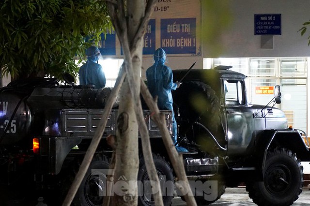 Quân đội phun khử trùng 2 bệnh viện bị phong tỏa ở Đà Nẵng - Ảnh 12.