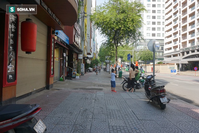 Khu phố Nhật tại Tp.HCM trơ trọi những cánh cửa đóng chặt, dán kín quảng cáo cho thuê mặt bằng - Ảnh 14.