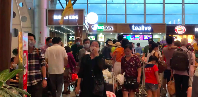 Các sân bay tại Đà Nẵng - Hà Nội - TP.HCM đông nghịt người sau khi Cục Hàng không tăng chuyến tối đa vì COVID-19 - Ảnh 3.