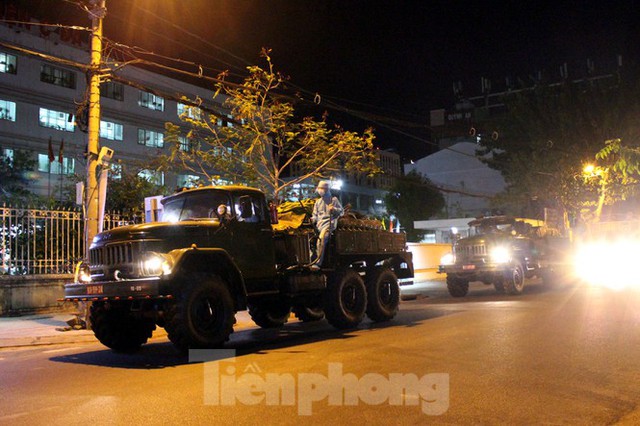 Quân đội phun khử trùng 2 bệnh viện bị phong tỏa ở Đà Nẵng - Ảnh 3.
