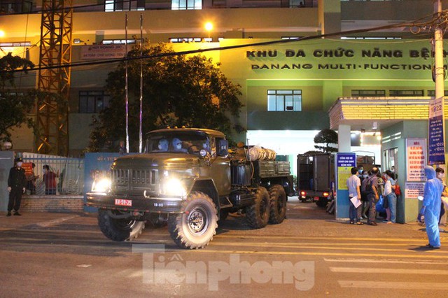 Quân đội phun khử trùng 2 bệnh viện bị phong tỏa ở Đà Nẵng - Ảnh 8.