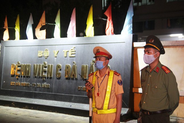  Cận cảnh phong tỏa chốt ra vào 3 bệnh viện lớn ở Đà Nẵng  - Ảnh 1.
