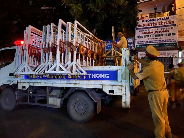  Cận cảnh phong tỏa chốt ra vào 3 bệnh viện lớn ở Đà Nẵng  - Ảnh 2.