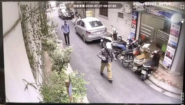  Hình ảnh 2 đối tượng dùng súng cướp 942 triệu đồng chi nhánh ngân hàng BIDV ở Hà Nội - Ảnh 1.