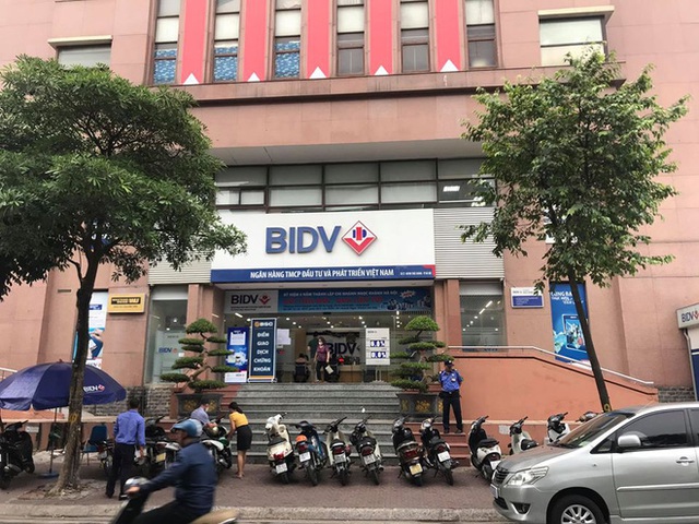  Hình ảnh 2 đối tượng dùng súng cướp 942 triệu đồng chi nhánh ngân hàng BIDV ở Hà Nội - Ảnh 2.