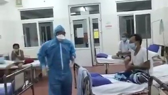 Xúc động clip một Bác sĩ Bệnh việc C hát cùng bệnh nhân trong khu cách ly - Ảnh 2.