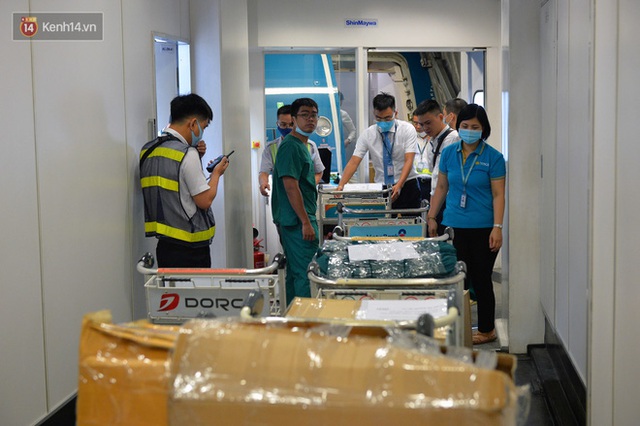 Ảnh: Bên trong chuyến bay đặc biệt đón 120 công dân nhiễm Covid-19 tại Guinea Xích đạo về nước - Ảnh 11.