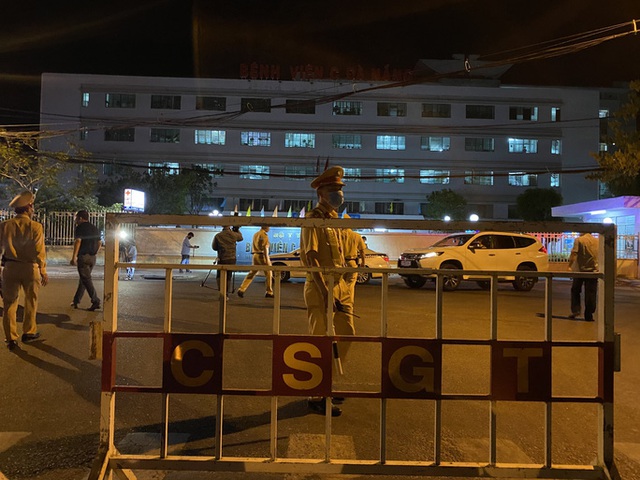  Cận cảnh phong tỏa chốt ra vào 3 bệnh viện lớn ở Đà Nẵng  - Ảnh 8.