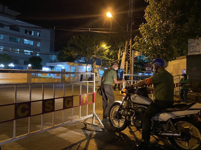  Cận cảnh phong tỏa chốt ra vào 3 bệnh viện lớn ở Đà Nẵng  - Ảnh 9.