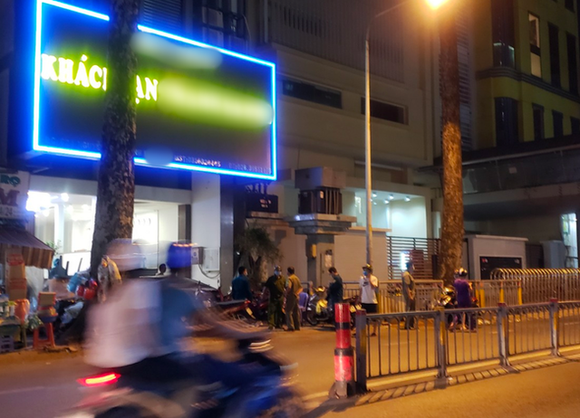 TP.HCM: Phong tỏa, phun thuốc khử trùng khách sạn đối diện Bệnh viện Chợ Rẫy - Ảnh 1.