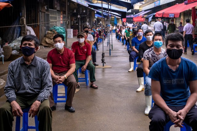 Bloomberg: Việt Nam có lợi thế chống dịch Covid-19 nhờ Chính phủ quyết liệt, người dân đồng lòng - Ảnh 1. Bloomberg: Việt Nam có lợi thế chống dịch Covid-19 nhờ Chính phủ quyết liệt, người dân đồng lòng - Ảnh 1.