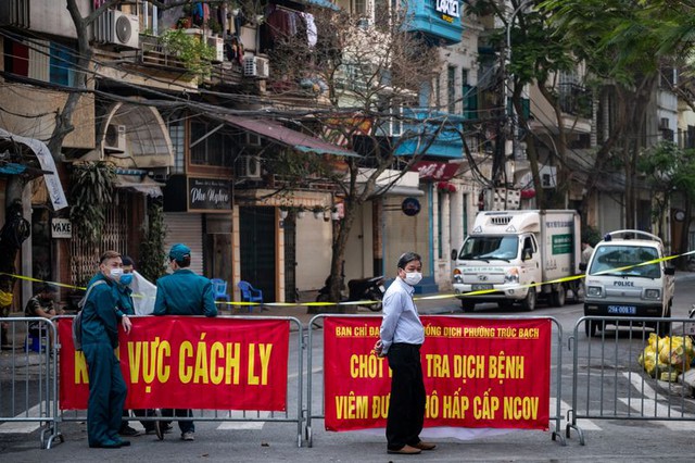Bloomberg: Việt Nam có lợi thế chống dịch Covid-19 nhờ Chính phủ quyết liệt, người dân đồng lòng - Ảnh 2. Bloomberg: Việt Nam có lợi thế chống dịch Covid-19 nhờ Chính phủ quyết liệt, người dân đồng lòng - Ảnh 2.