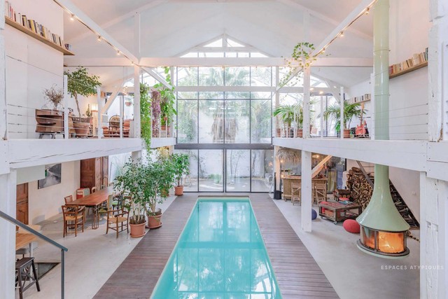 Ngôi nhà màu trắng sở hữu cây xanh và bể bơi bên trong giống như resort nghỉ dưỡng tuyệt đẹp - Ảnh 1.