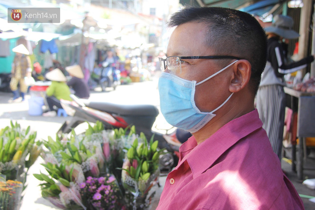 Người Sài Gòn nhắc nhau đeo khẩu trang nơi công cộng, bình tĩnh khi có ca nhiễm mới: Có chung tay thì mới đẩy lùi được dịch bệnh - Ảnh 12.