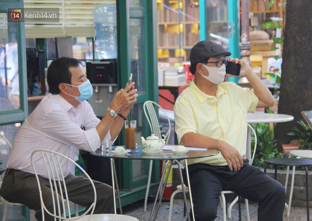 Người Sài Gòn nhắc nhau đeo khẩu trang nơi công cộng, bình tĩnh khi có ca nhiễm mới: Có chung tay thì mới đẩy lùi được dịch bệnh - Ảnh 6.