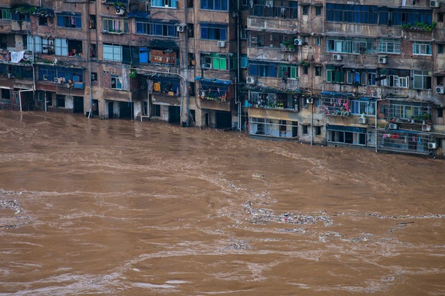 Loạt ảnh đáng sợ về cơn đại hồng thủy ở miền nam Trung Quốc gây ra bởi những cơn mưa dai dẳng kéo dài hơn 30 ngày - Ảnh 2.