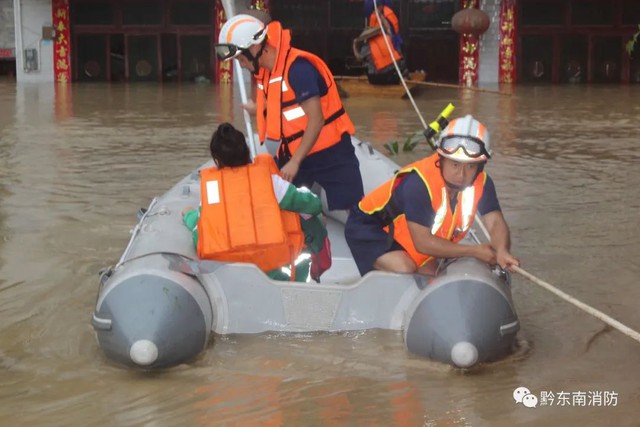 Loạt ảnh đáng sợ về cơn đại hồng thủy ở miền nam Trung Quốc gây ra bởi những cơn mưa dai dẳng kéo dài hơn 30 ngày - Ảnh 13.