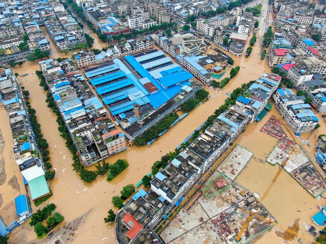 Loạt ảnh đáng sợ về cơn đại hồng thủy ở miền nam Trung Quốc gây ra bởi những cơn mưa dai dẳng kéo dài hơn 30 ngày - Ảnh 16.