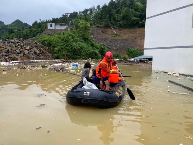 Loạt ảnh đáng sợ về cơn đại hồng thủy ở miền nam Trung Quốc gây ra bởi những cơn mưa dai dẳng kéo dài hơn 30 ngày - Ảnh 18.