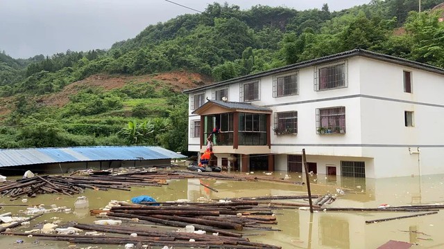Loạt ảnh đáng sợ về cơn đại hồng thủy ở miền nam Trung Quốc gây ra bởi những cơn mưa dai dẳng kéo dài hơn 30 ngày - Ảnh 20.