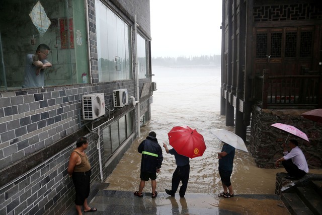 Loạt ảnh đáng sợ về cơn đại hồng thủy ở miền nam Trung Quốc gây ra bởi những cơn mưa dai dẳng kéo dài hơn 30 ngày - Ảnh 24.