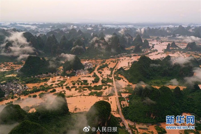 Loạt ảnh đáng sợ về cơn đại hồng thủy ở miền nam Trung Quốc gây ra bởi những cơn mưa dai dẳng kéo dài hơn 30 ngày - Ảnh 34.
