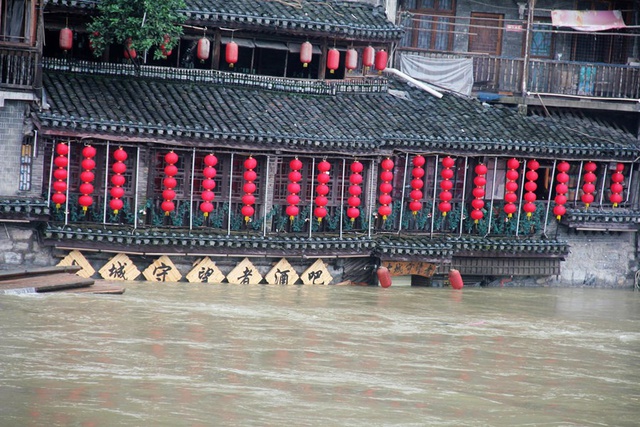Loạt ảnh đáng sợ về cơn đại hồng thủy ở miền nam Trung Quốc gây ra bởi những cơn mưa dai dẳng kéo dài hơn 30 ngày - Ảnh 5.